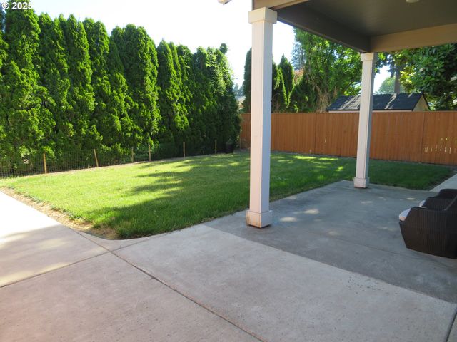 439 Nw GARIBALDI St, Hillsboro, OR 97124