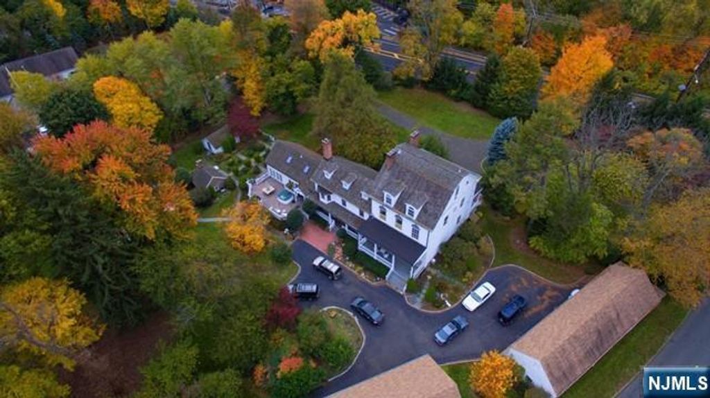 218 Paramus Road, Paramus, NJ 07652