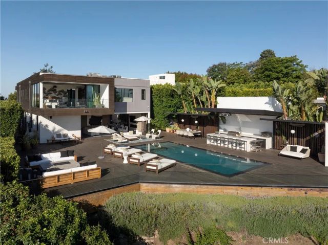 7107 Macapa Drive, Los Angeles, CA 90068