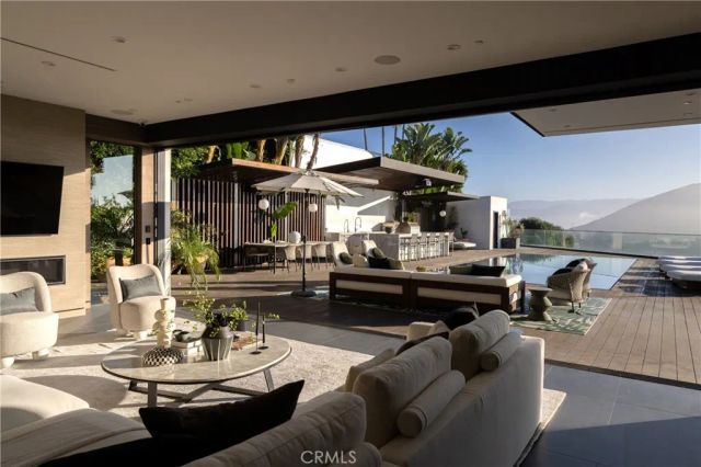 7107 Macapa Drive, Los Angeles, CA 90068