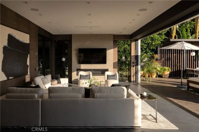 7107 Macapa Drive, Los Angeles, CA 90068