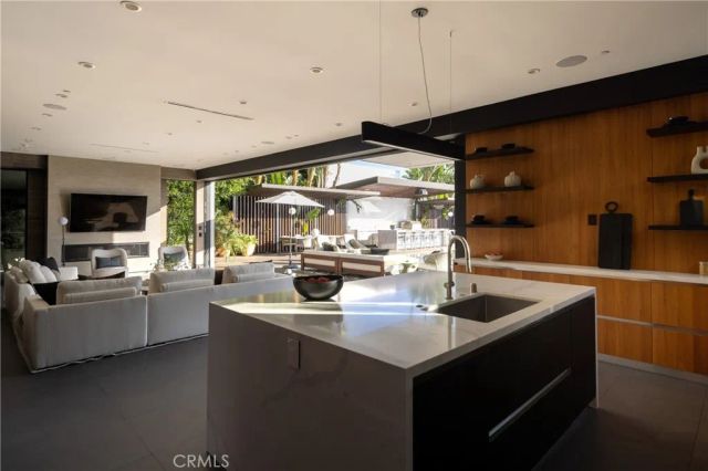7107 Macapa Drive, Los Angeles, CA 90068