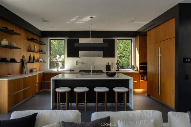 7107 Macapa Drive, Los Angeles, CA 90068