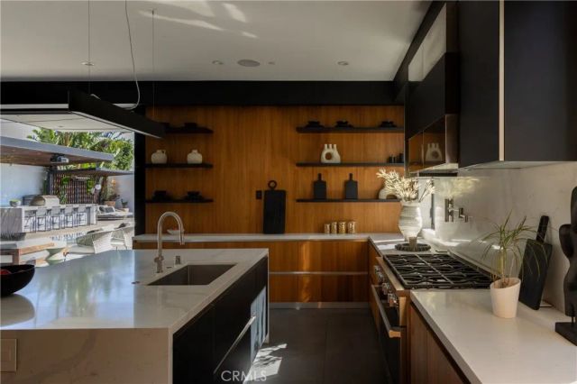 7107 Macapa Drive, Los Angeles, CA 90068