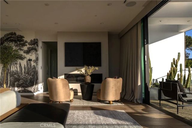 7107 Macapa Drive, Los Angeles, CA 90068