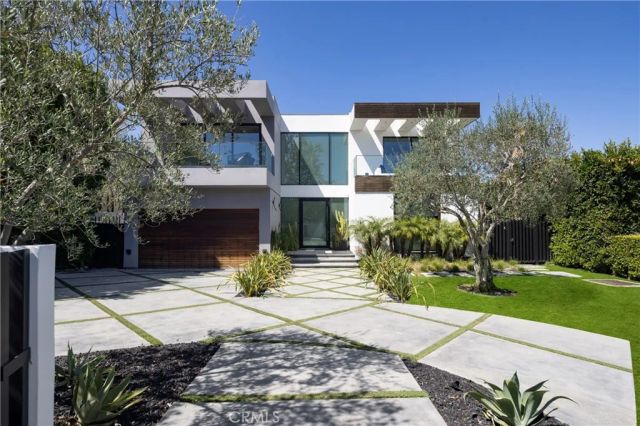 7107 Macapa Drive, Los Angeles, CA 90068