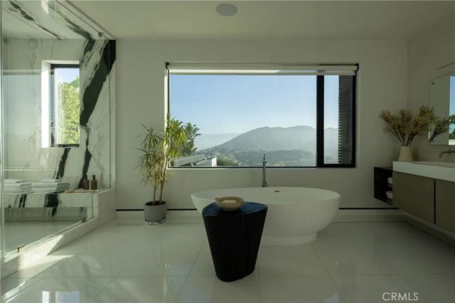 7107 Macapa Drive, Los Angeles, CA 90068