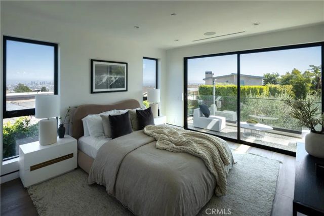 7107 Macapa Drive, Los Angeles, CA 90068