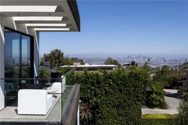 7107 Macapa Drive, Los Angeles, CA 90068