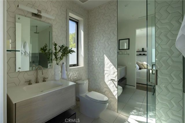 7107 Macapa Drive, Los Angeles, CA 90068