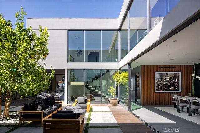 7107 Macapa Drive, Los Angeles, CA 90068
