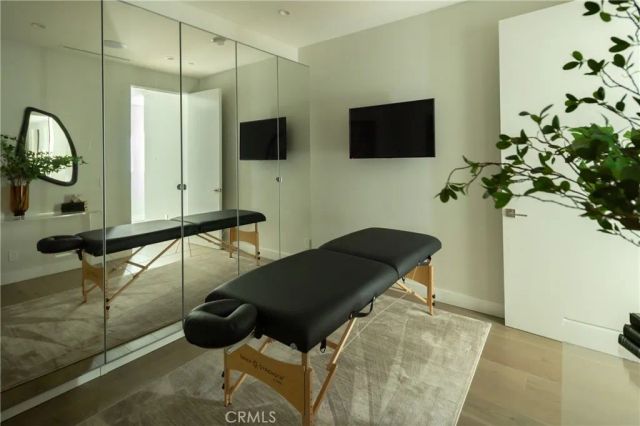 7107 Macapa Drive, Los Angeles, CA 90068