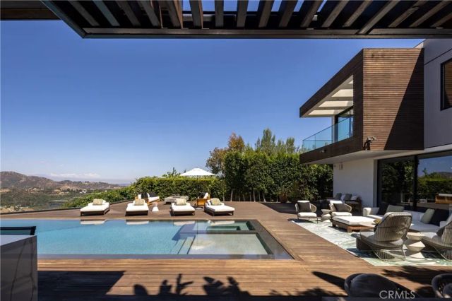 7107 Macapa Drive, Los Angeles, CA 90068