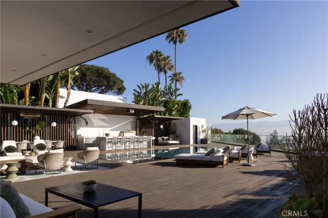 7107 Macapa Drive, Los Angeles, CA 90068