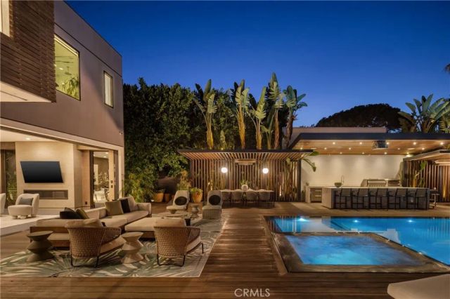 7107 Macapa Drive, Los Angeles, CA 90068