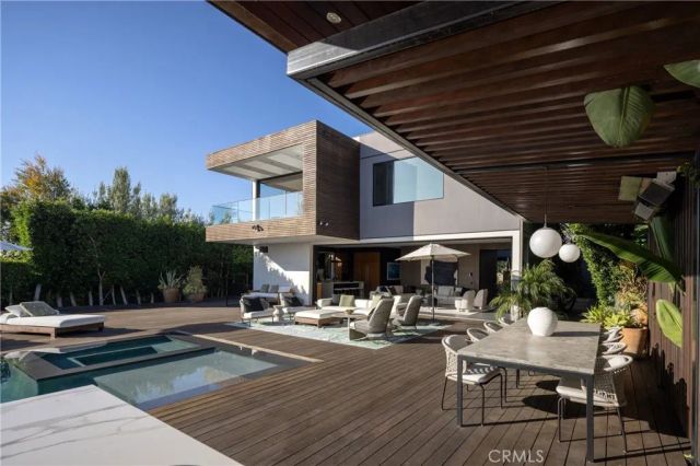 7107 Macapa Drive, Los Angeles, CA 90068