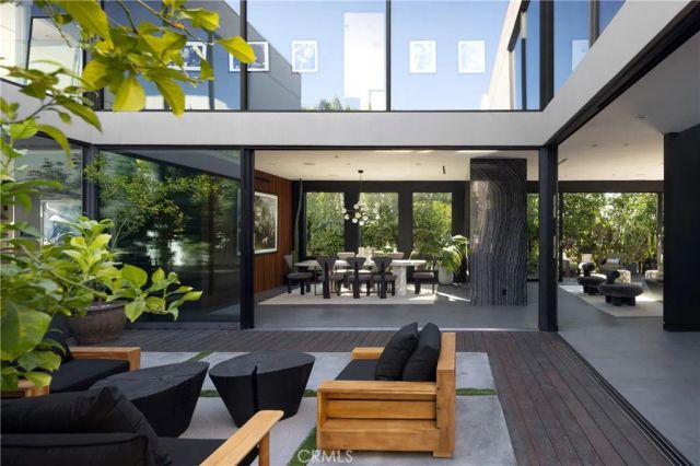 7107 Macapa Drive, Los Angeles, CA 90068