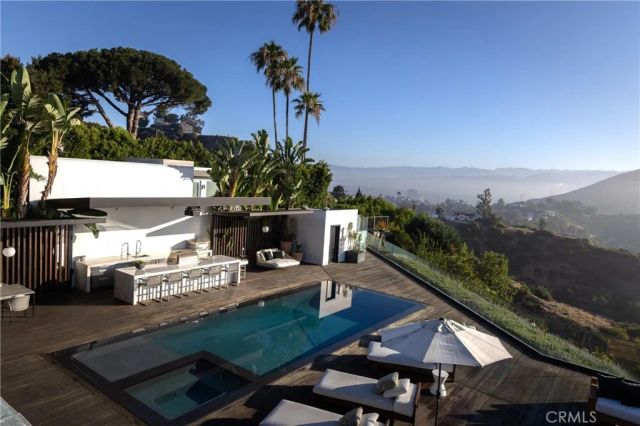 7107 Macapa Drive, Los Angeles, CA 90068