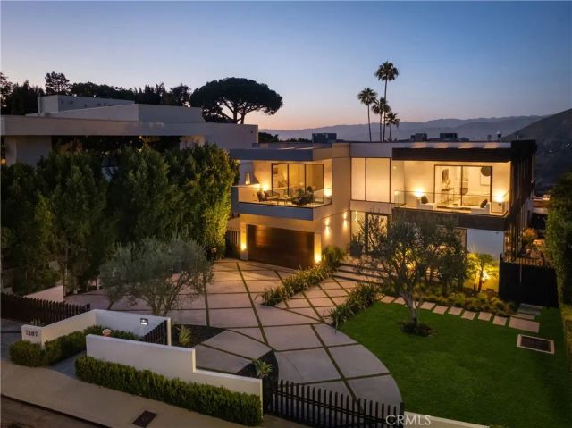 7107 Macapa Drive, Los Angeles, CA 90068