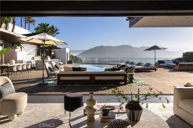 7107 Macapa Drive, Los Angeles, CA 90068