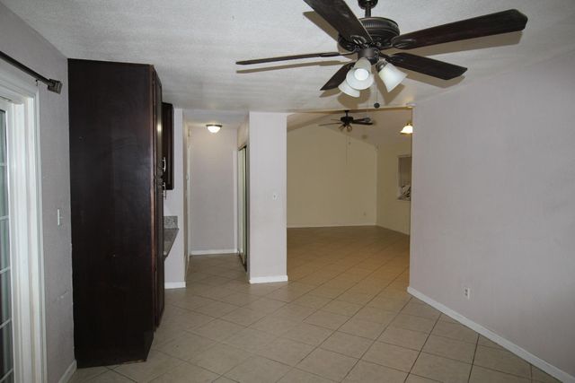 4711 Oakhollow Dr, Sacramento, CA 95842