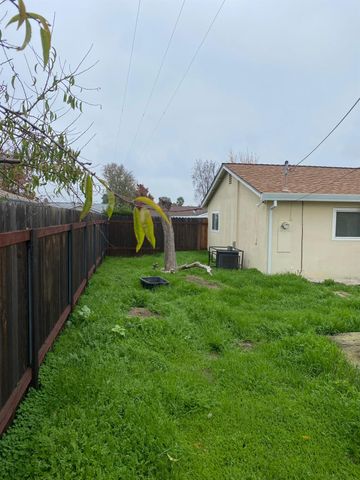 4711 Oakhollow Dr, Sacramento, CA 95842