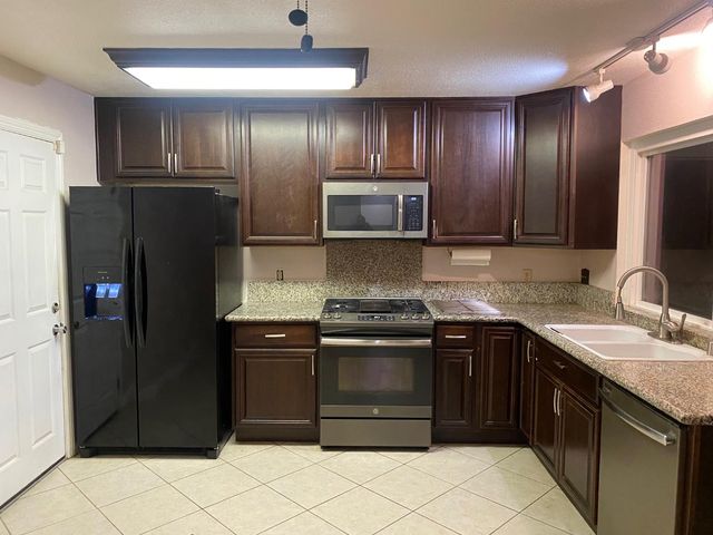 4711 Oakhollow Dr, Sacramento, CA 95842