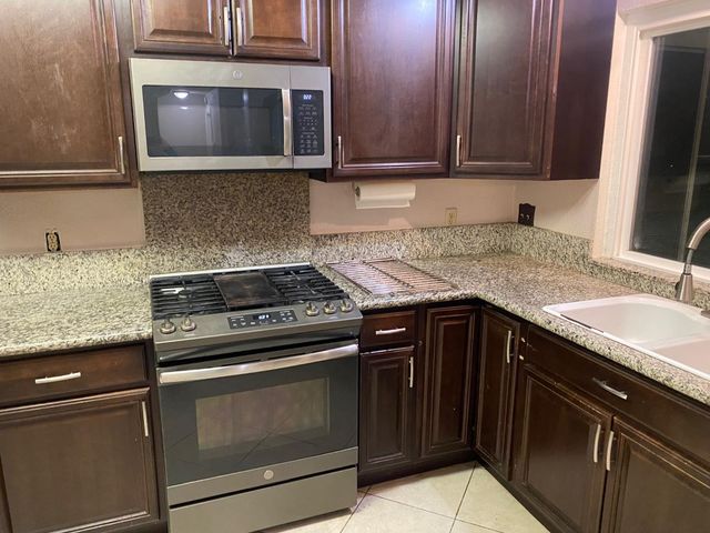 4711 Oakhollow Dr, Sacramento, CA 95842