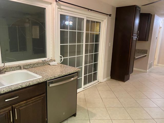 4711 Oakhollow Dr, Sacramento, CA 95842