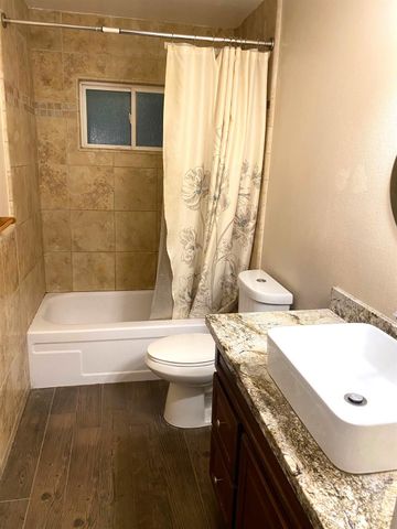 4711 Oakhollow Dr, Sacramento, CA 95842