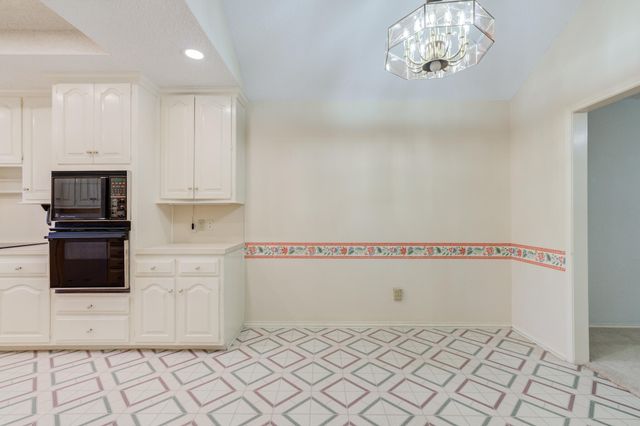 8605 Miami Avenue, Lubbock, TX 79423