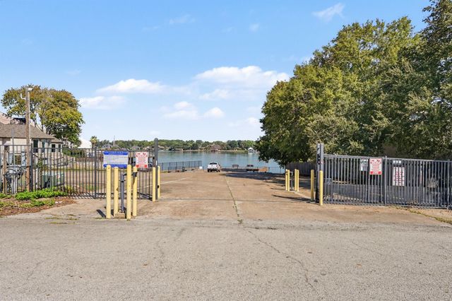 10815 Twin Circles Drive, Montgomery, TX 77356