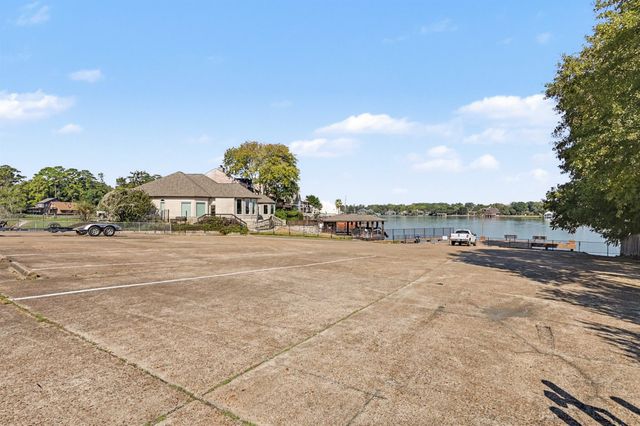 10815 Twin Circles Drive, Montgomery, TX 77356