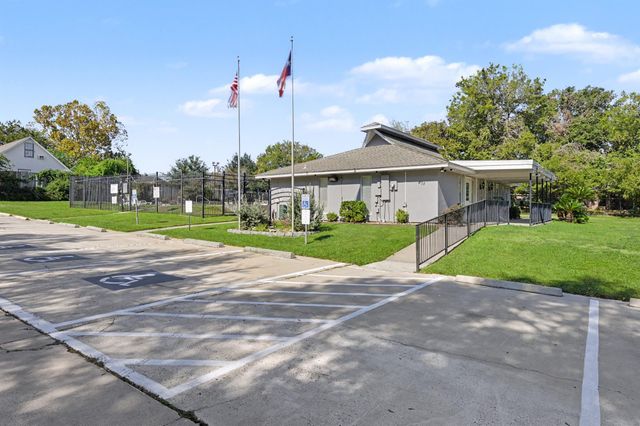 10815 Twin Circles Drive, Montgomery, TX 77356