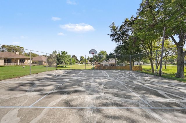 10815 Twin Circles Drive, Montgomery, TX 77356