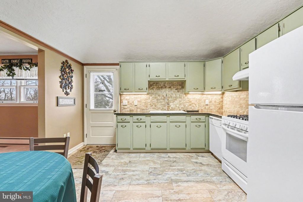 Image 10 of property listing at 9 BERLIN CT, York, PA 17408