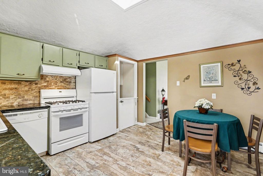 Image 12 of property listing at 9 BERLIN CT, York, PA 17408