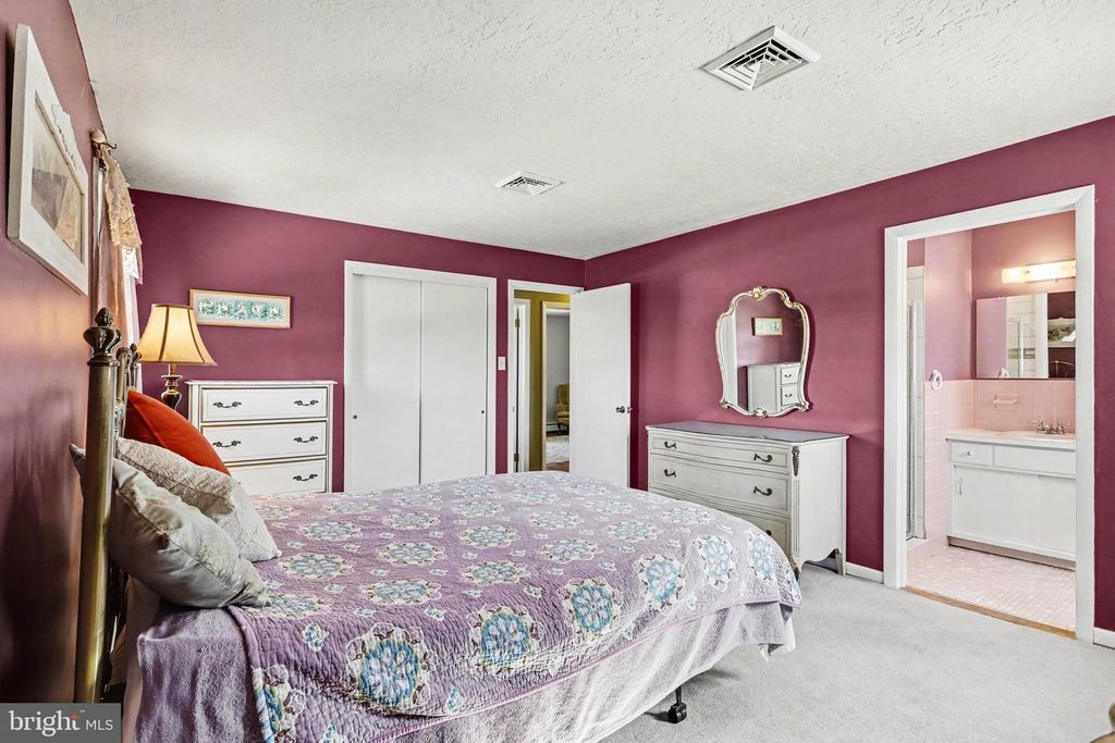 Image 15 of property listing at 9 BERLIN CT, York, PA 17408