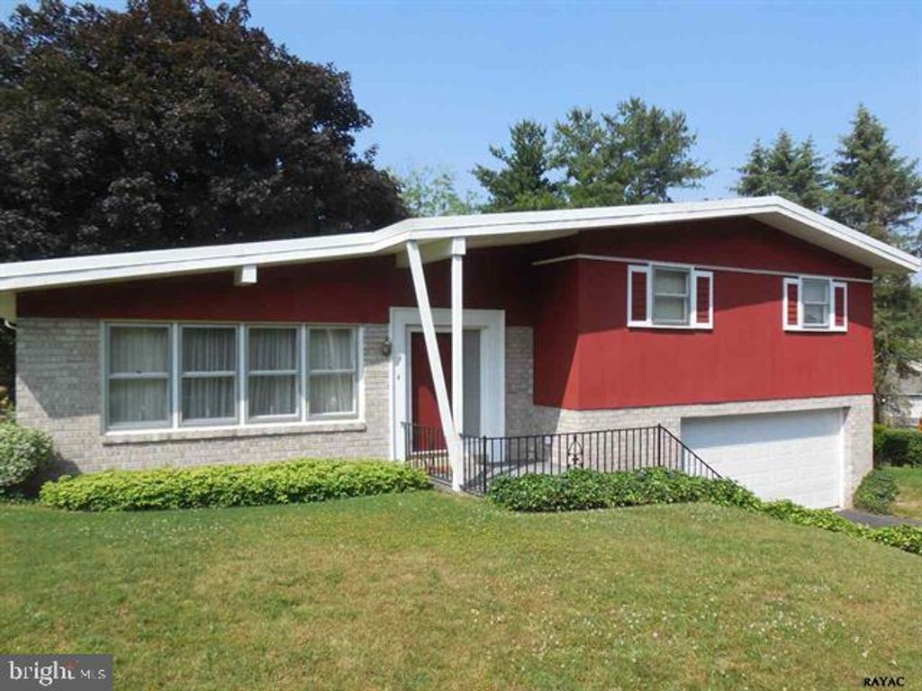 Image 2 of property listing at 9 BERLIN CT, York, PA 17408