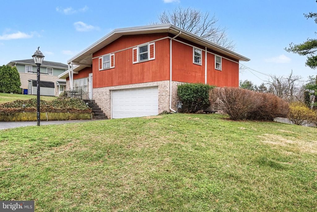 Image 3 of property listing at 9 BERLIN CT, York, PA 17408