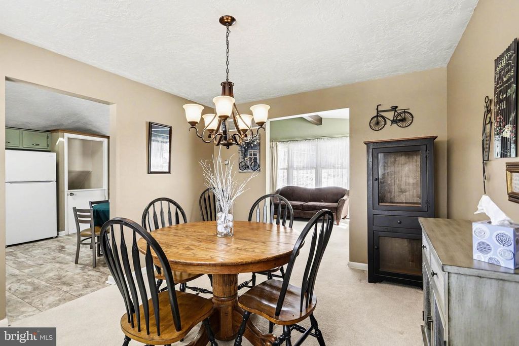 Image 5 of property listing at 9 BERLIN CT, York, PA 17408