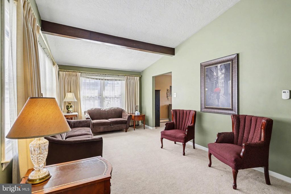 Image 6 of property listing at 9 BERLIN CT, York, PA 17408