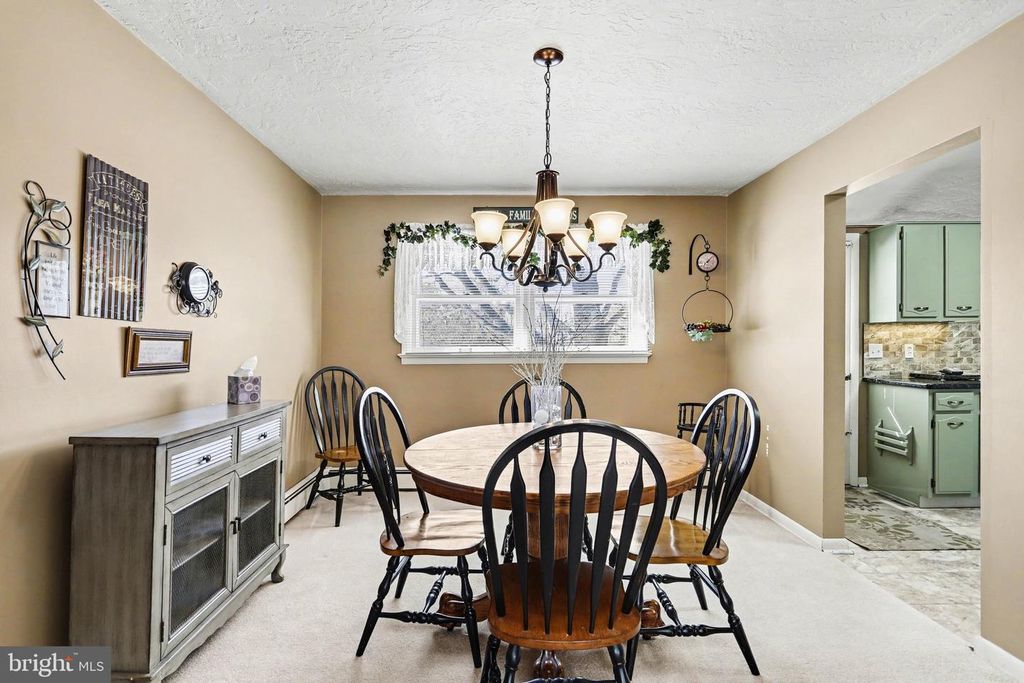 Image 9 of property listing at 9 BERLIN CT, York, PA 17408