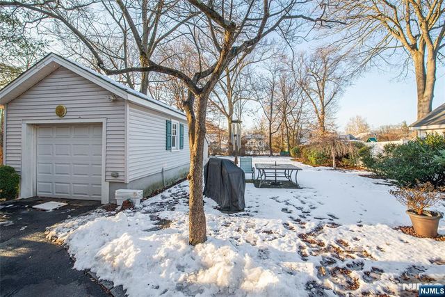 31 Gray Street, West Caldwell, NJ 07006