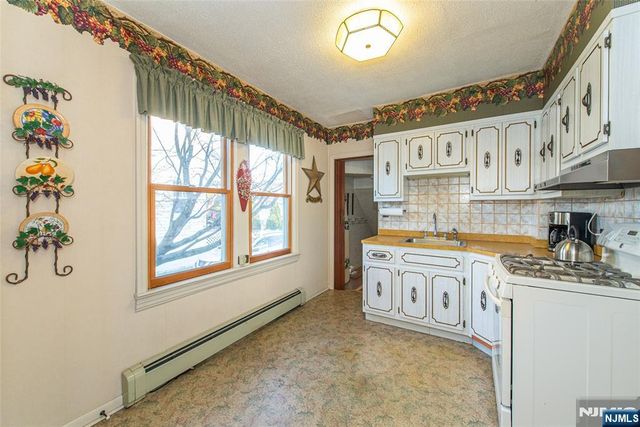 31 Gray Street, West Caldwell, NJ 07006