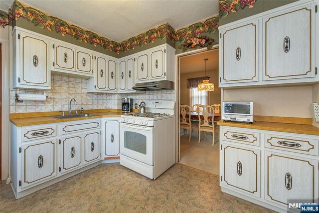 31 Gray Street, West Caldwell, NJ 07006