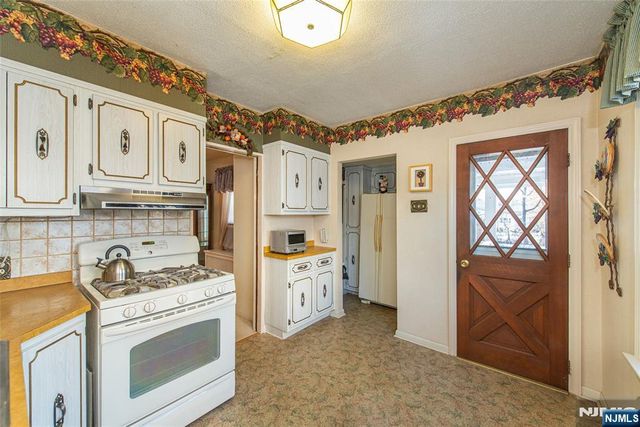 31 Gray Street, West Caldwell, NJ 07006