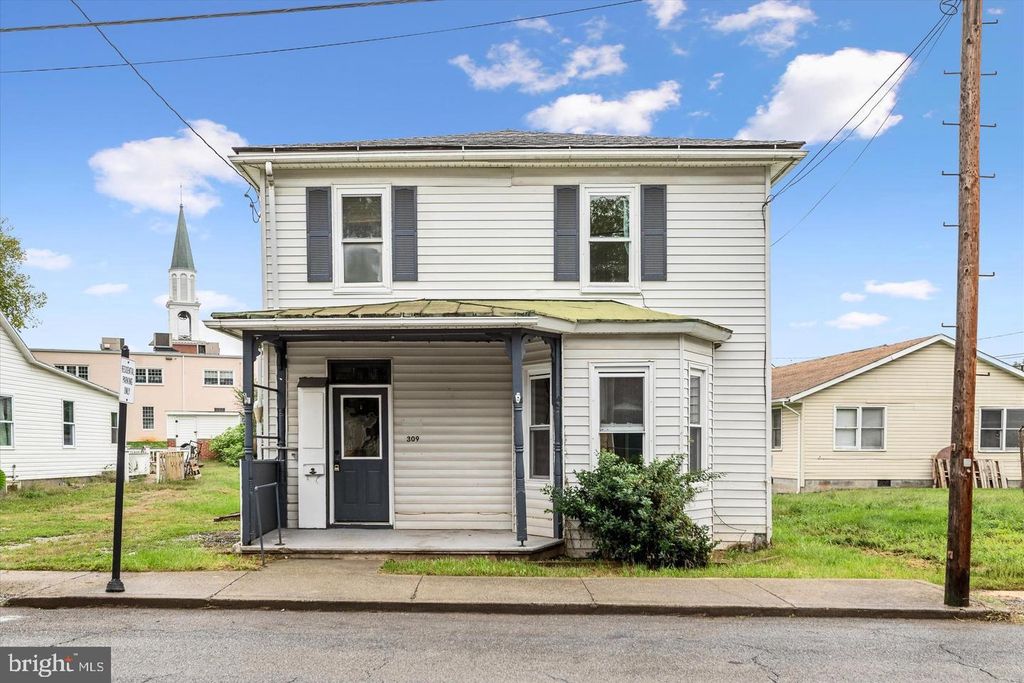 309 N LAWRENCE ST, Charles Town, WV 25414