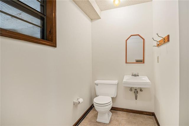 917 NW Valley Lane, Riverside, MO 64150