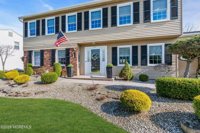 27 Heron Drive, Marlboro, NJ 07746